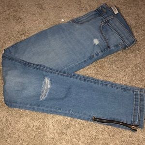 Jeans with zippper at the ankle